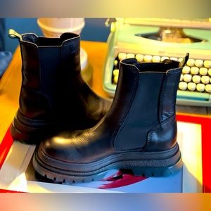 Steve Madden Klyde Chelsea Leather Boots, Unworn, New in Box